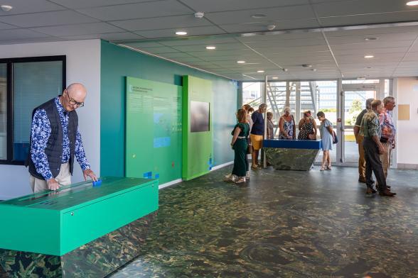 Personnages suivant une visite au Port Center du Havre - Agrandir l'image, fenêtre modale