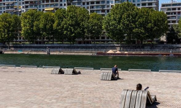 Mobilier urbain installé sur le quai de Javel le long de la Seine à Paris - Agrandir l'image, fenêtre modale