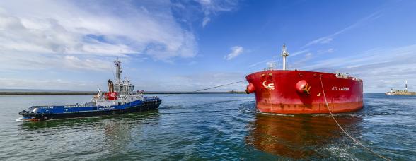 Remorqueur manœuvrant un pétrolier dans la zone du port du Havre - Agrandir l'image, fenêtre modale