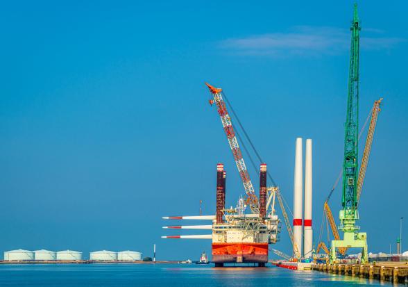 Chargement de pales et de nacelles d'éoliennes offshore sur le navire Brave amarrée quai Joannès Couvert au port du Havre - Agrandir l'image, fenêtre modale