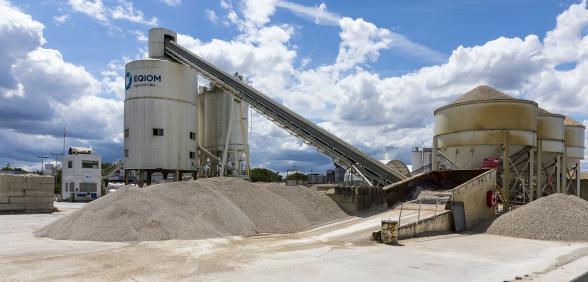 Stockage de matériaux de construction tels que sable ou graviers sur un site de HAROPA PORT I Paris - Agrandir l'image, fenêtre modale
