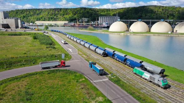 Train de marchandises sur les terminaux Rouennais - Agrandir l'image, fenêtre modale