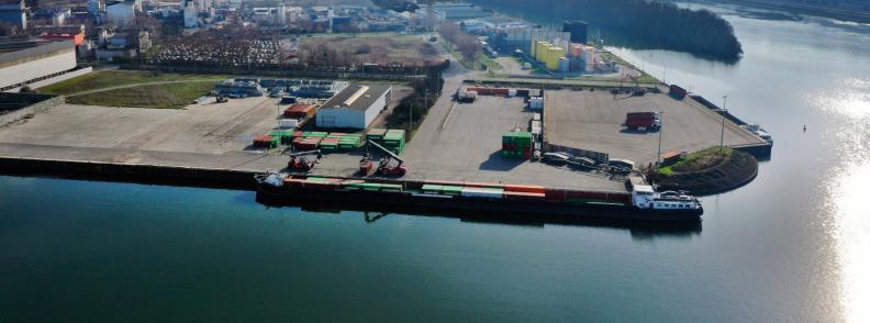 Vue aérienne du port de Limay avec le quai de chargement de conteneurs et les cheminées de la centrale électrique EDF - Agrandir l'image, fenêtre modale