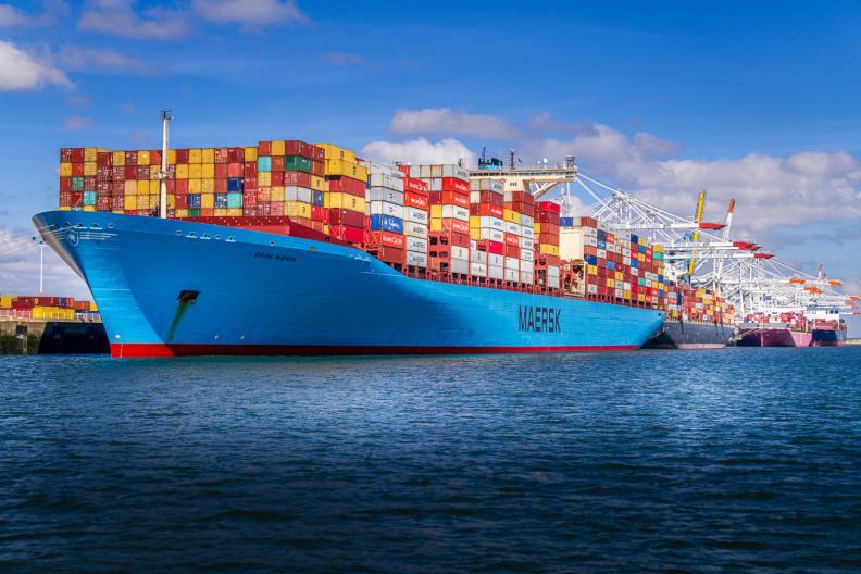 Plusieurs porte-conteneurs en escale sur le terminal conteneurs du port du Havre - Agrandir l'image, fenêtre modale